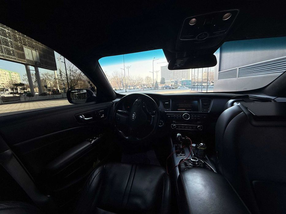 Kia Quoris (premium sedan)