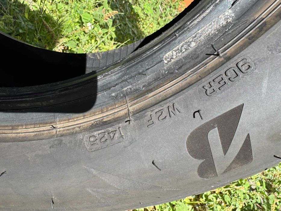 vand 4 anvelope iarna Bridgestone Blizzak 215/60/R17 LM005 an fabricatie 2025