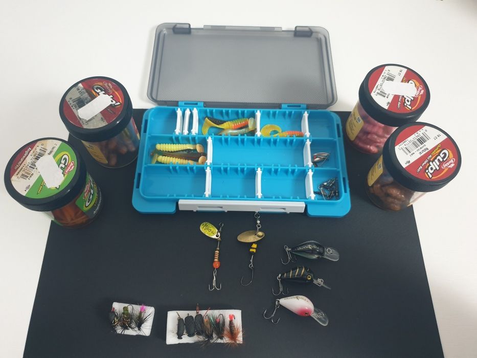 Vând set: rotative, voblere și muște artificiale ,gume