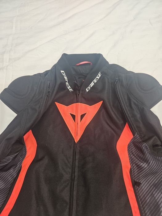 Vând jacheta  Dainese nouă