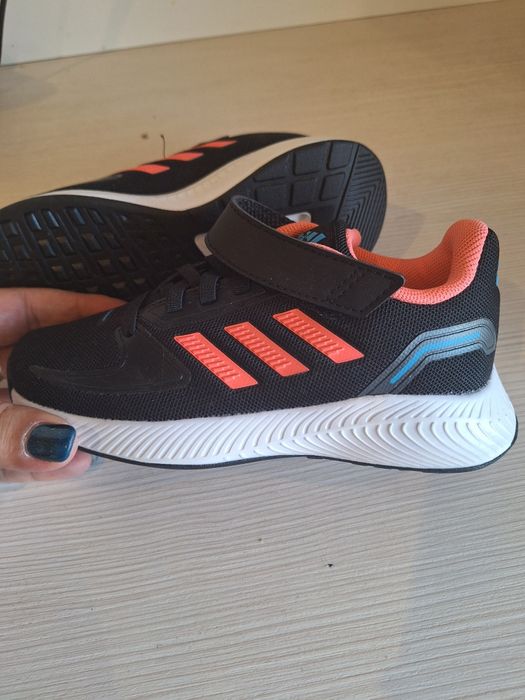 Нови маратонки адидас 28 номер