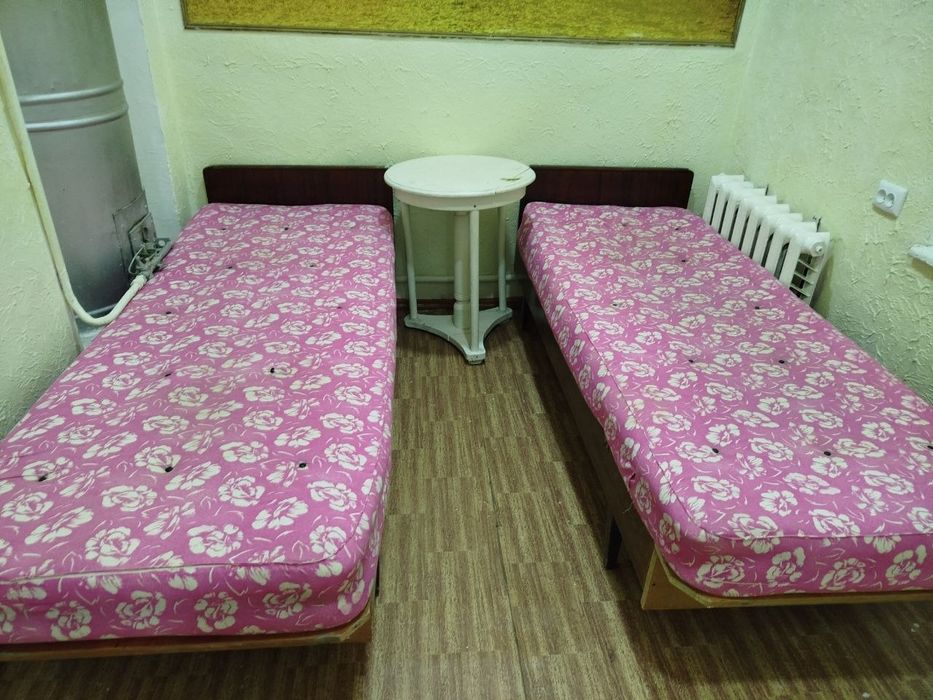Кровать, тумбочки, стол письменный