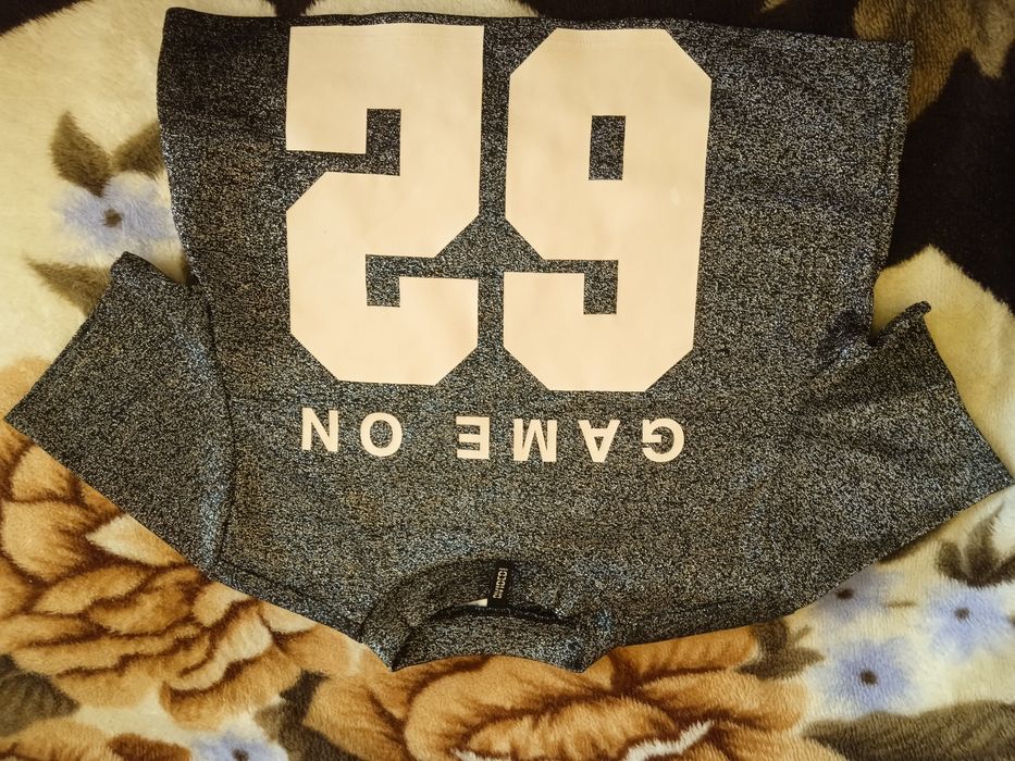 Tricouri fete mărimea S , toate la 60 de lei