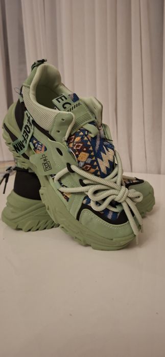 Кроссовки зеленые