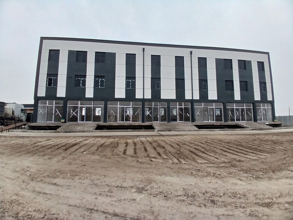 Продаётся сотилади ёки ижарага 3 этажли бино подвали бн.
