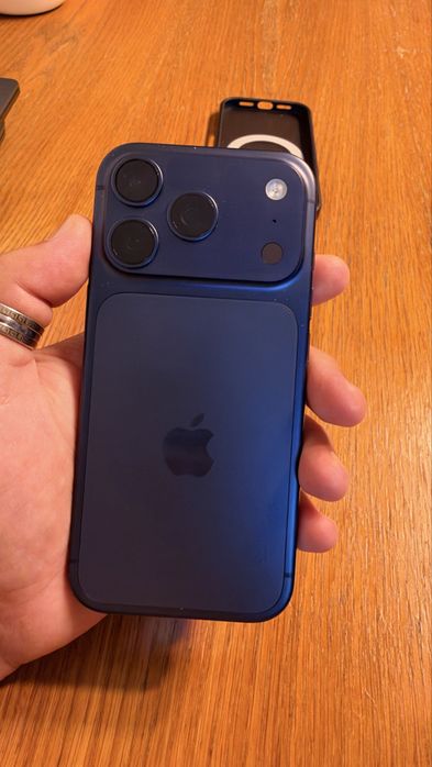 Iphone 17 pro , albastru , 256 gb . Se vinde doar in Constanta , fara schimb, linkuri, fara -100 lei ca esti din Calarasi