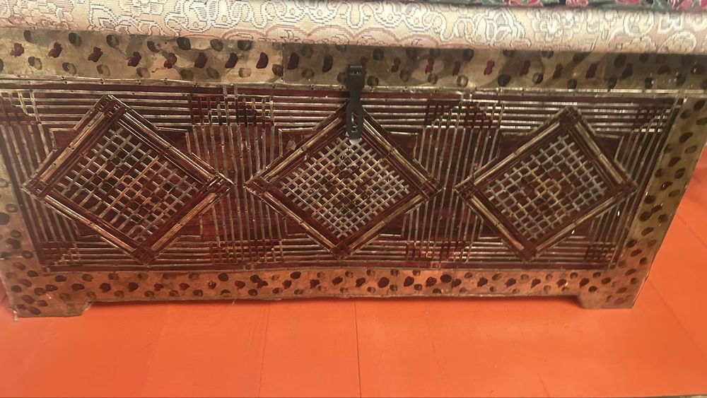 Ескі сандық узормен