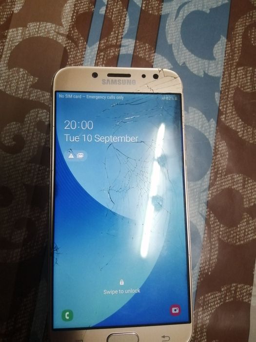 Samsung galaxy j7 taciul fisurat