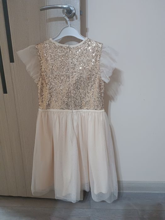 Продам нарядное платье для девочки