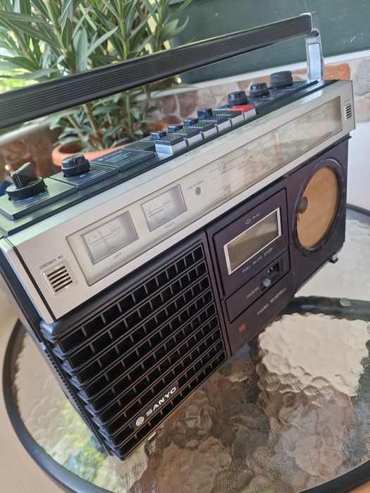 Radiocasetofon SANYO,made in Japan,functional,radio 4 benzi