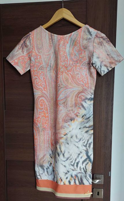 Рокля с къс ръкав