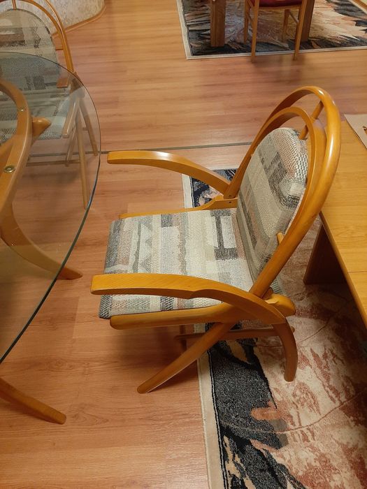 Овална стъклена маса с четири стола