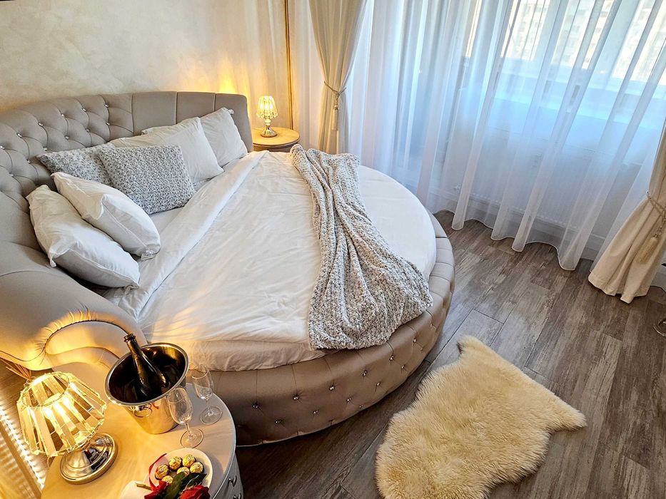 Pat rotund, elegant, capitonat, elegant – set complet, preț foarte bun