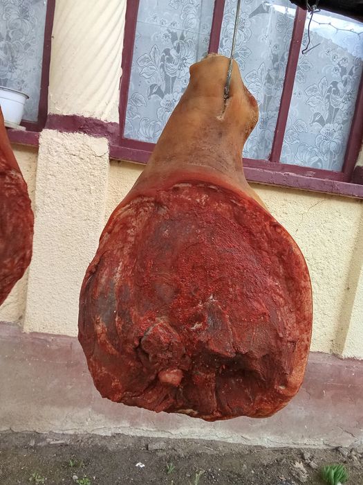 Vând șonc de casă uscat și afumat