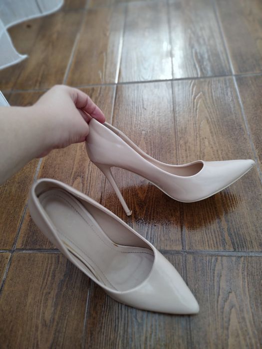 Pantofi cu toc inalt