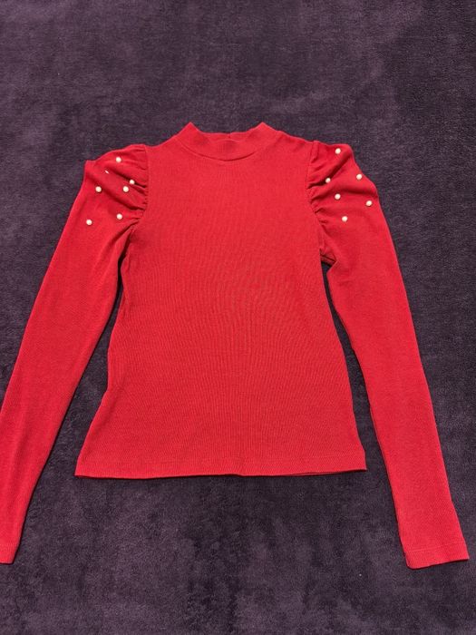 Bluza din bumbac reiat roșie mulată cu umeri bufanți și perle aplicate