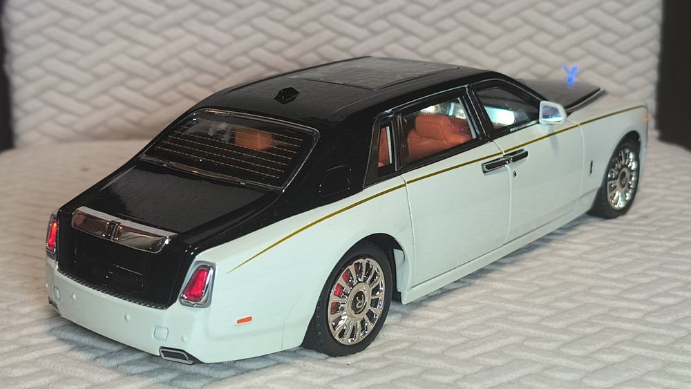 Метална кола Rolls Royce Phantom,1:18 , чисто нова