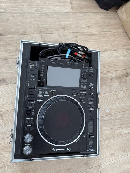 Set complet Pioneer CDJ-2000NXS2 + DJM-900NXS2 cu case și cabluri