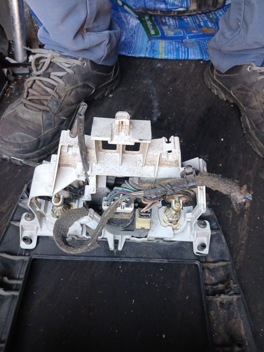 Включатель печки Мазда 323 на 2000г