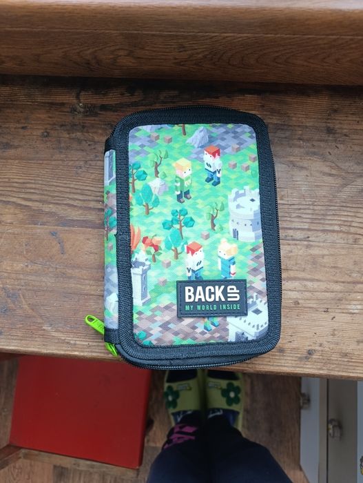 Несесер за училище