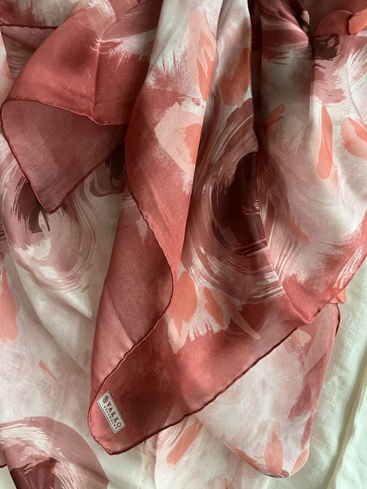 Копринени шалове - аксесоар към всяка дреха