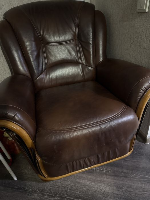 Продаю кожаный диван с креслами