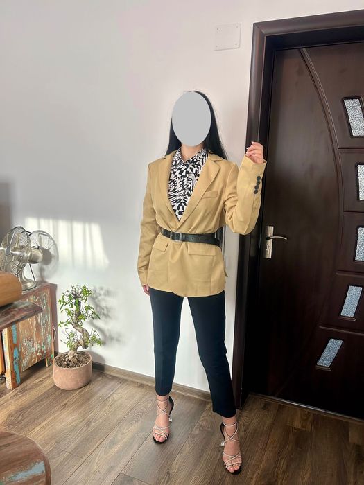 Vând sacouri diferite mărimi