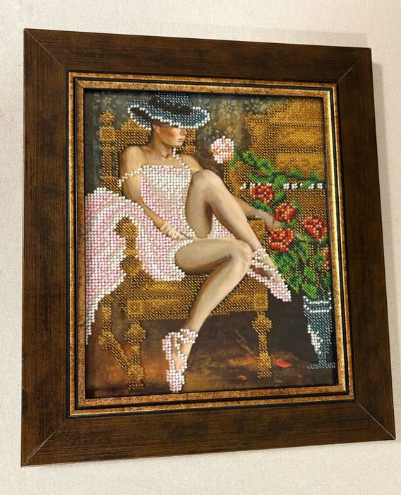 Tablou cusut manual cu mărgele - Doamna în roz