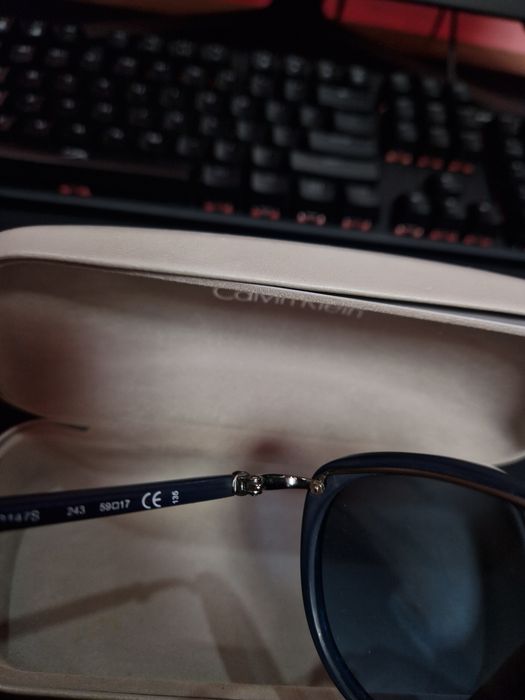 Vând ochelari de soare Calvin Klein în stare bună!