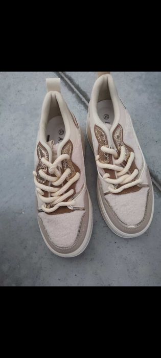 Дамски кецове в бежов цвят