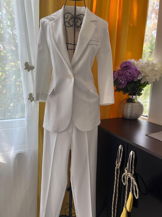 Vand costum alb dama nou