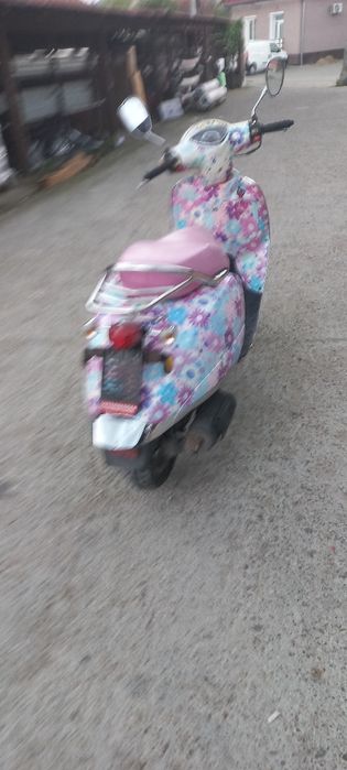 Vind scuter Kimko pe benzina