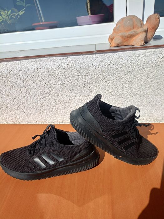 Vând pantofi sport Adidas produs de calitate superioara mărimea 43 1/2