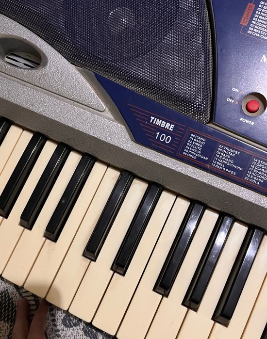 Полупрофессиональный синтезатор