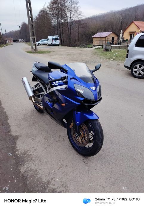 Vând Kawasaki zx9r an 2002 stare perfectaoriginal 3000 euro fix