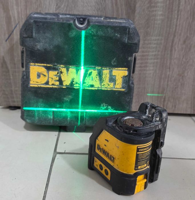 Зелен линеен лазерен нивелир DeWALT DW088CG