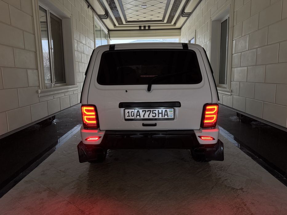 Niva 21214 4x4 sotiladi.