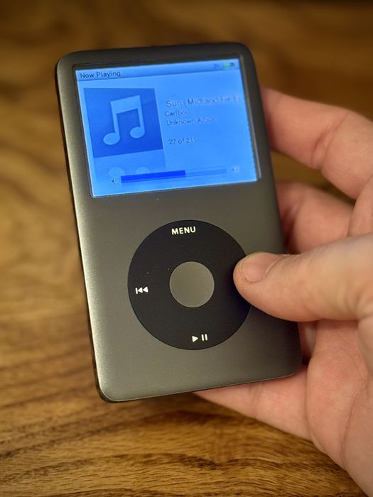 iPod Classic 6th – Custom UNIC, fibră de carbon
