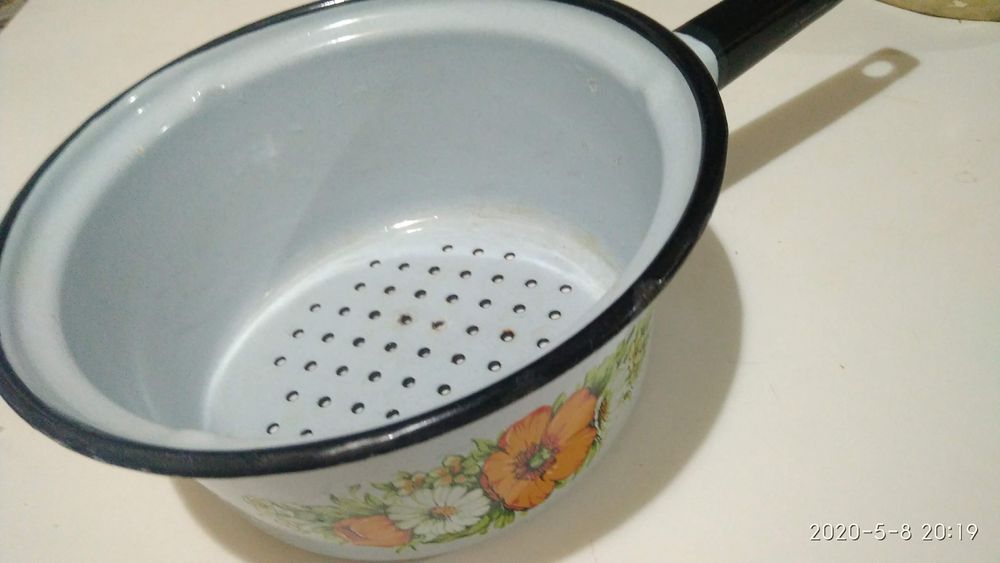 Посуда .Ковшик эмалированный , дуршлаг  новый