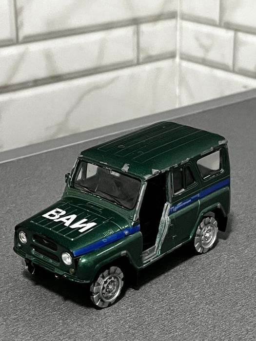 Продам машинку уаз 31514 от велли 1:43