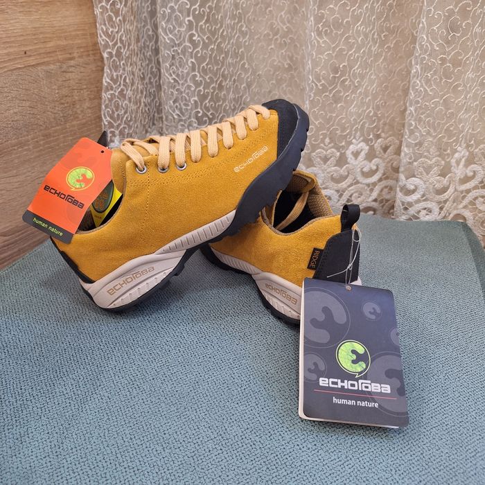 Кроссовки спортивные