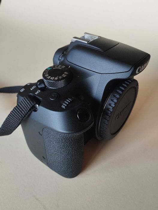 Canon EOS 1300d на около 700 кадъра.