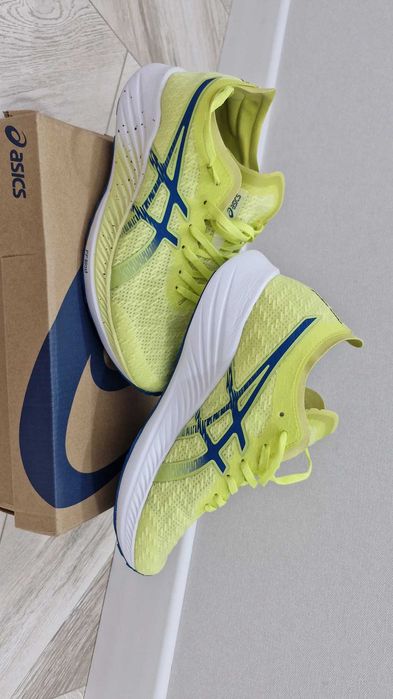 Новые кроссовки ASICS
