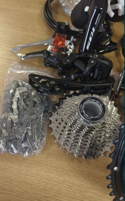 Продава се сет Shimano 105 R7000