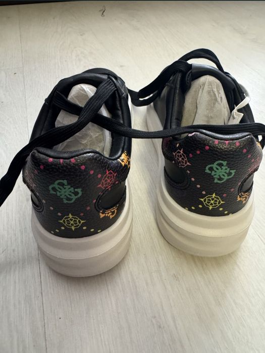 Обувки Guess Lea 37