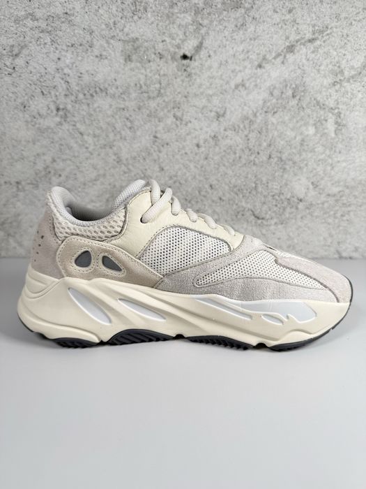 Yeezy Boost 700 Analog