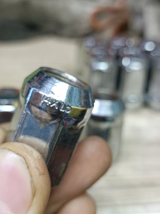 Болты колесные гайки