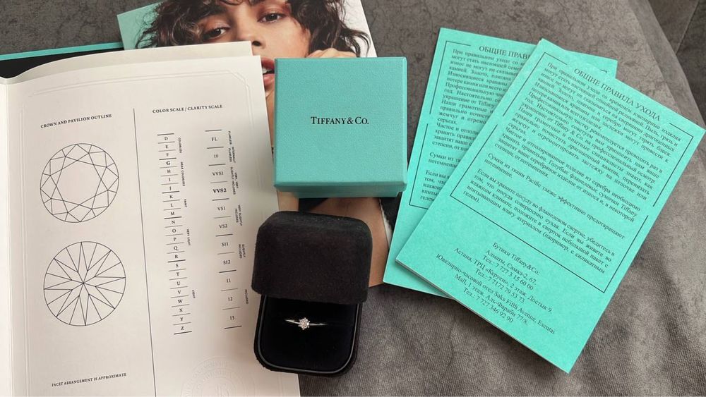Кольцо с бриллиантом от Tiffany&Co