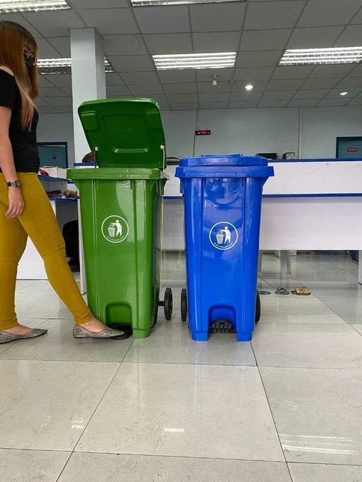 Мусорный бак. Бак для мусора колесная