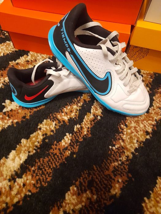 Vând adidași fotbal Tiempo Legend 9 Club TF, mărimea 35.